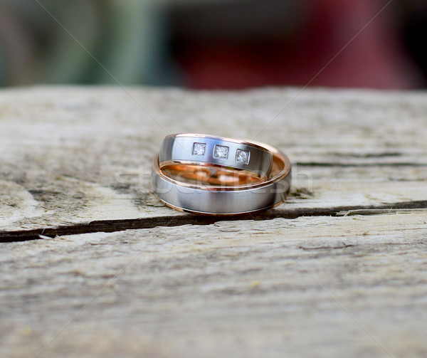 Anéis de casamento dois madeira jardim amor casal Foto stock © X-etra