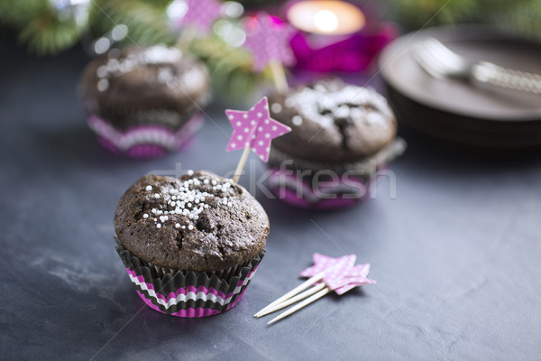 Csokoládé minitorta hópelyhek rózsaszín karácsonyfa gyertya Stock fotó © x3mwoman