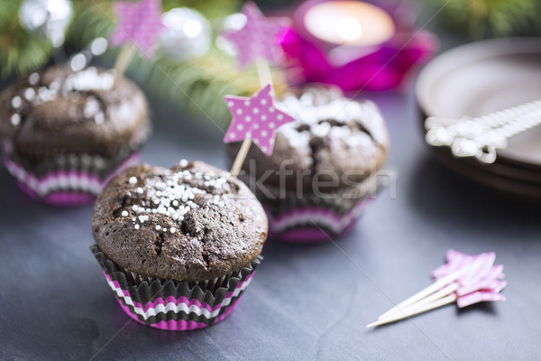 Csokoládé minitorta hópelyhek rózsaszín karácsonyfa gyertya Stock fotó © x3mwoman