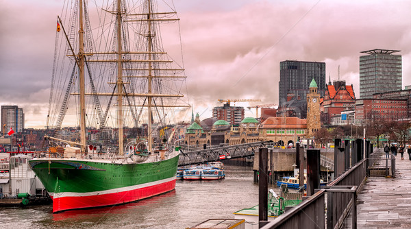 Hamburg orasul vechi Germania apus barcă cu pânze port Imagine de stoc © Xantana