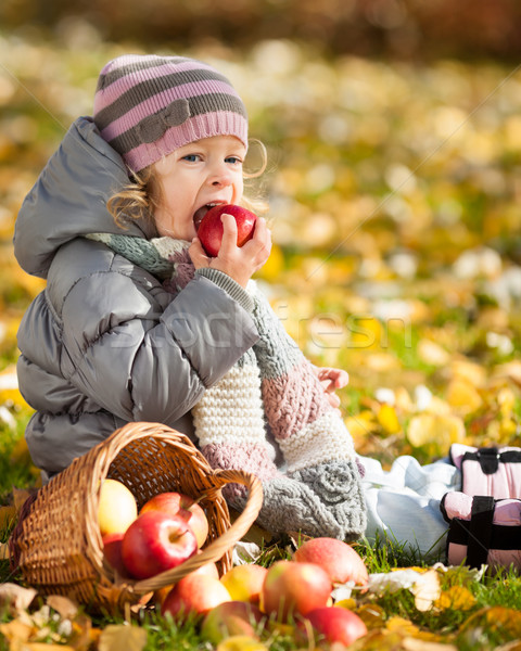 Stock foto: Kind · Essen · Apfel · glücklich · roten · Apfel · Herbst