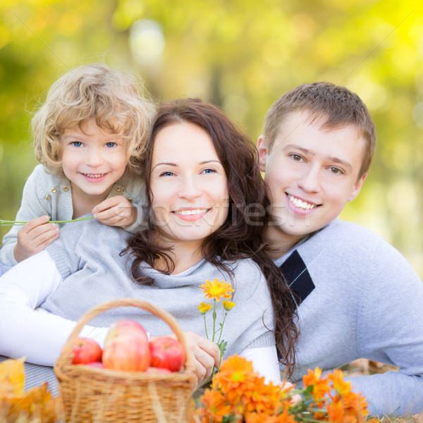 Szczęśliwą rodzinę jesienią parku piknik odkryty zamazany Zdjęcia stock © Yaruta