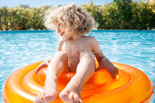 Foto stock: Feliz · nino · jugando · piscina · azul · agua