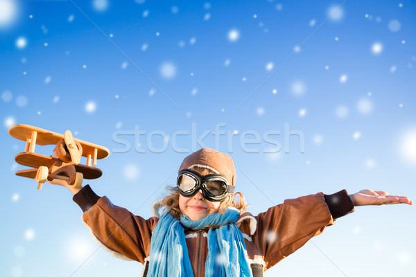 Foto stock: Feliz · nino · jugando · juguete · avión · invierno