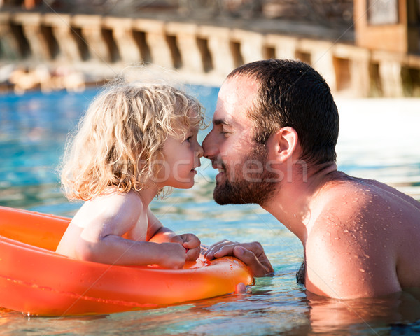 Feliz criança jogar pai azul água Foto stock © Yaruta