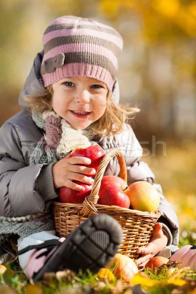 Stok fotoğraf: çocuk · sepet · elma · mutlu · kırmızı · sonbahar