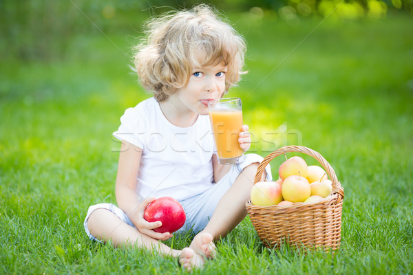 Copil potabilă suc de mere fericit primăvară parc Imagine de stoc © Yaruta