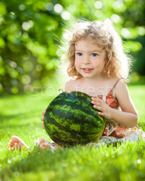Kind Wassermelone glücklich groß Sitzung grünen Gras Stock foto © Yaruta