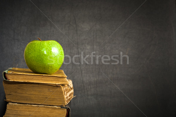 Yeşil elma eski kitap tahta uzay metin Stok fotoğraf © Yaruta