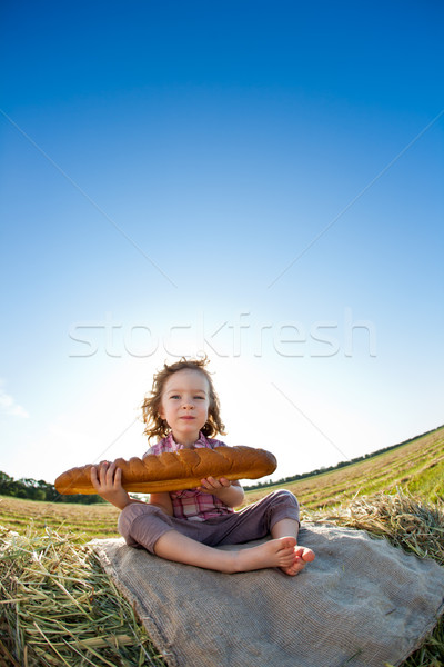Gyermek eszik kenyér búzamező boldog kék ég Stock fotó © Yaruta