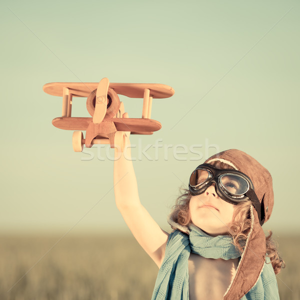 Fericit copil joc jucărie avion albastru Imagine de stoc © Yaruta