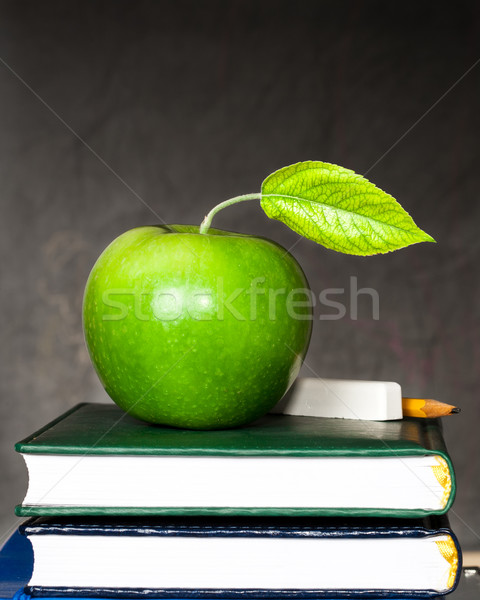 Stok fotoğraf: Elma · tebeşir · kalem · ders · kitapları · tahta · kopyalamak