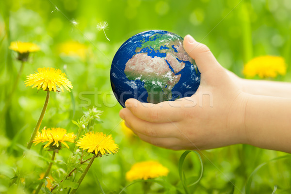 Pământ mâini Planet Earth Flori de primavara element imagine Imagine de stoc © Yaruta