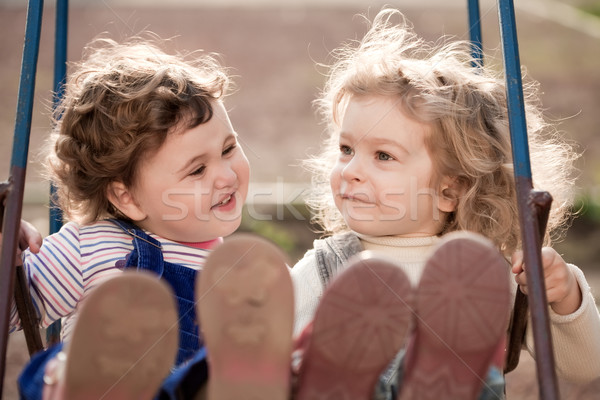 Imagine de stoc: Geaman · surorile · copil · joc · leagăn · toamnă