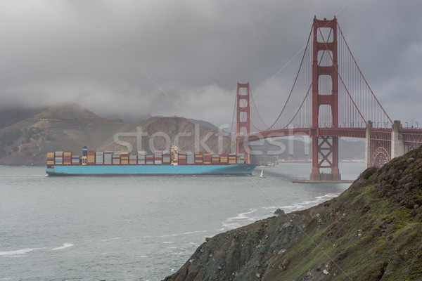 Stormy Golden Gate Bridge nave da carico piovosa giorno San Francisco Foto d'archivio © yhelfman