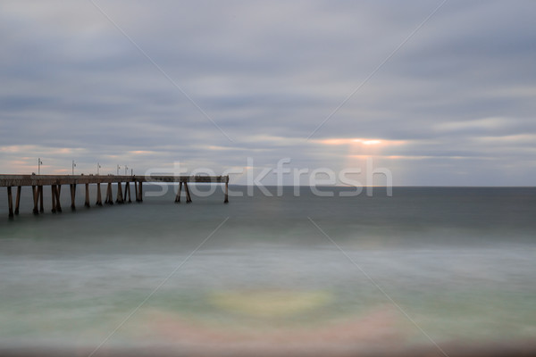 Sol pôr do sol nuvens municipal pier Foto stock © yhelfman