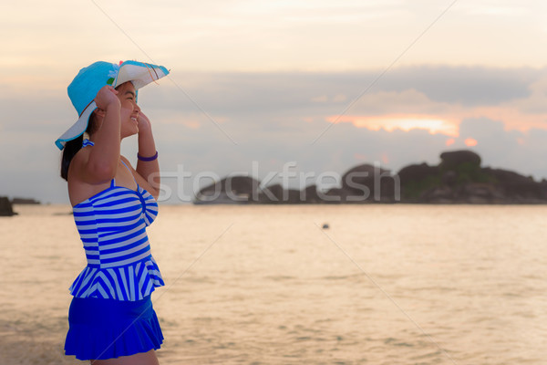 Visiteurs femme regarder sunrise mer bleu [[stock_photo]] © Yongkiet