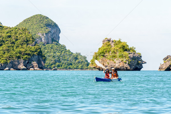 Mãe filha viajar caiaque duas mulheres barco Foto stock © Yongkiet