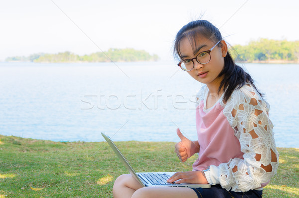 Foto stock: Jovem · laptop · grama · lago · parque · mulher