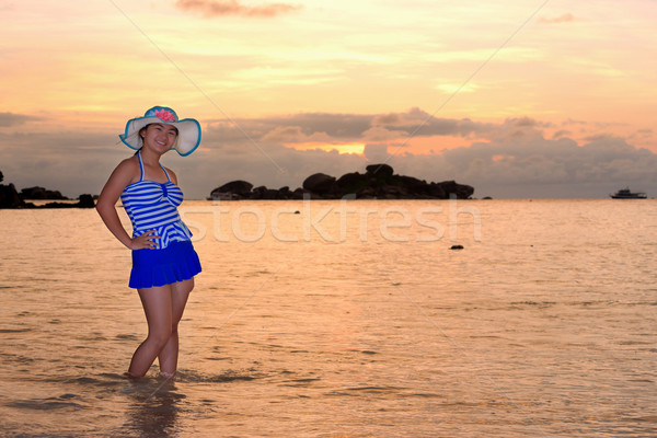 Meisje strand zonsopgang zee toeristische Blauw Stockfoto © Yongkiet