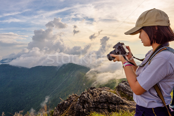 Excursionist fată uita fotografie aparat foto asiatic Imagine de stoc © Yongkiet