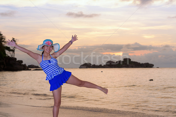 Stockfoto: Meisje · strand · zonsopgang · zee · toeristische · Blauw