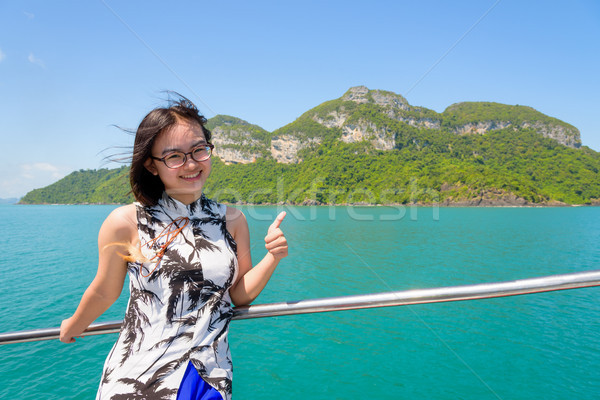 Aranyos fiatal nő hüvelykujj felfelé szemüveg gyönyörű Stock fotó © Yongkiet