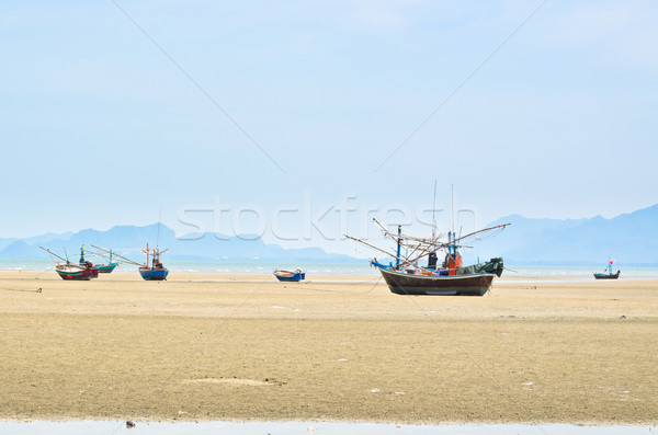 Statku plaży wiele mały połowów Zdjęcia stock © Yongkiet