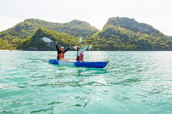 Viajar barco caiaque duas mulheres mãe filha Foto stock © Yongkiet
