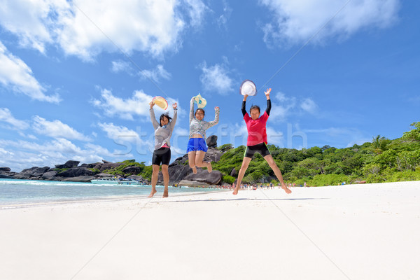 Turista mulheres três geração família praia Foto stock © Yongkiet