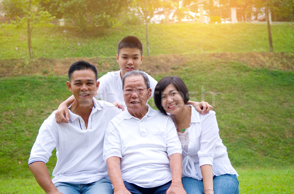 Сток-фото: китайский · Семейный · портрет · семьи · расслабляющая · парка · вместе