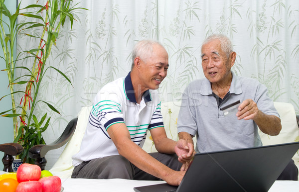 Asian famiglia senior uomo online internet Foto d'archivio © yongtick