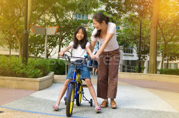 Asian famiglia madre figlia ciclismo bicicletta Foto d'archivio © yongtick