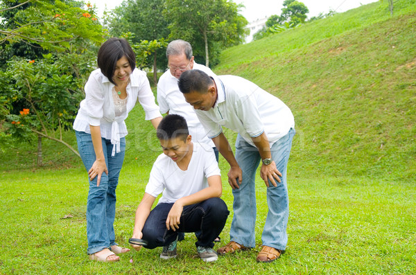 Asian tre generazione famiglia foglia lente di ingrandimento Foto d'archivio © yongtick