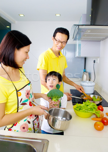 Koken asian familie keuken man home Stockfoto © yongtick