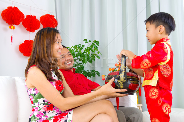 Asian familie jongens presenteren ouders Stockfoto © yongtick