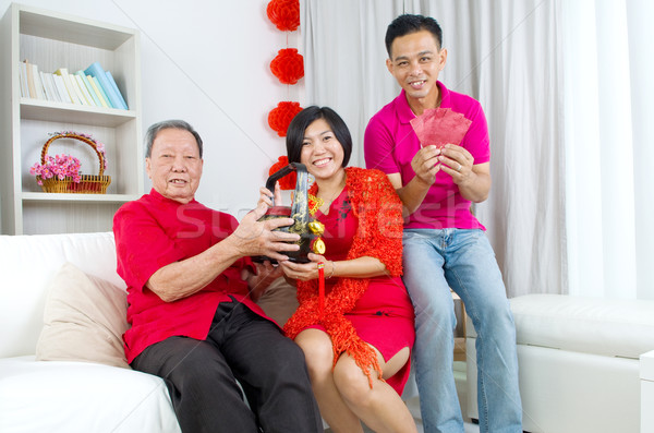 Asian rodziny gift basket czerwony rodziców Zdjęcia stock © yongtick