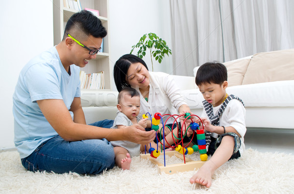 Asian familie spelen speelgoed man gelukkig Stockfoto © yongtick