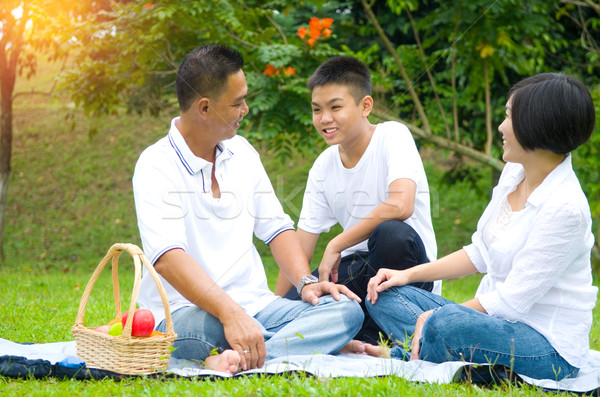 Asian chinese familie ontspannen outdoor park Stockfoto © yongtick