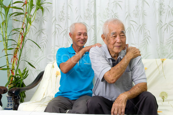 Stock fotó: ázsiai · család · idős · férfi · vállfájás · ül · kanapé