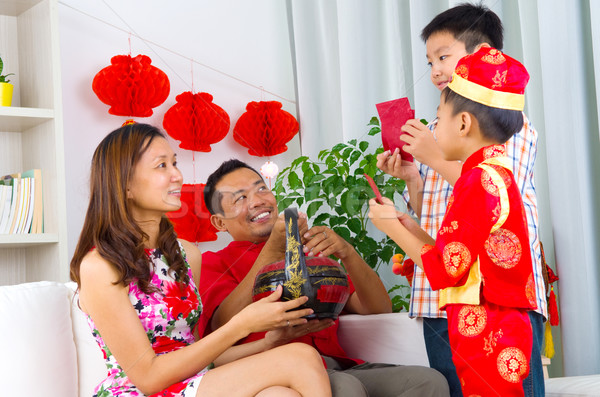 ázsiai család fiúk bemutat ajándékkosár szülők Stock fotó © yongtick