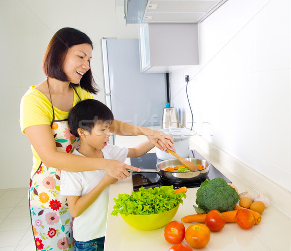 Kochen asian Mutter Sohn Küche Haus Stock foto © yongtick