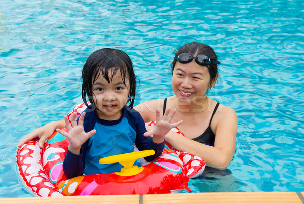 Asian famiglia nuotare tubo giocare piscina Foto d'archivio © yongtick