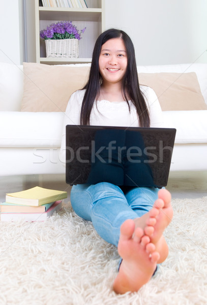 Asiático menina retrato atraente usando laptop mulher jovem Foto stock © yongtick