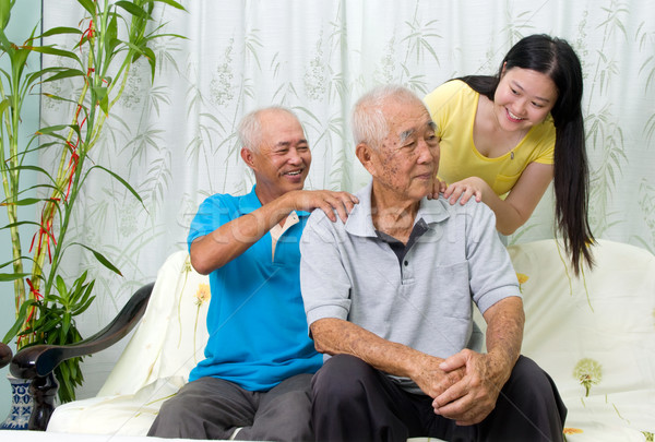 Asian Familie Alte Schulterschmerzen Sitzung Sofa Stock foto © yongtick