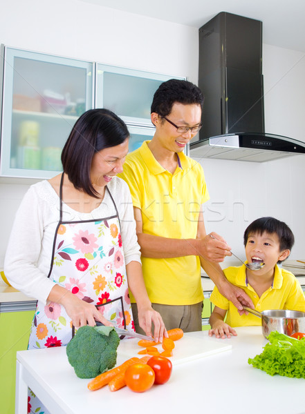 Asian famille cuisine mode de vie cuisson légumes [[stock_photo]] © yongtick