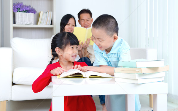 Asia familia lectura libro casa nino Foto stock © yongtick