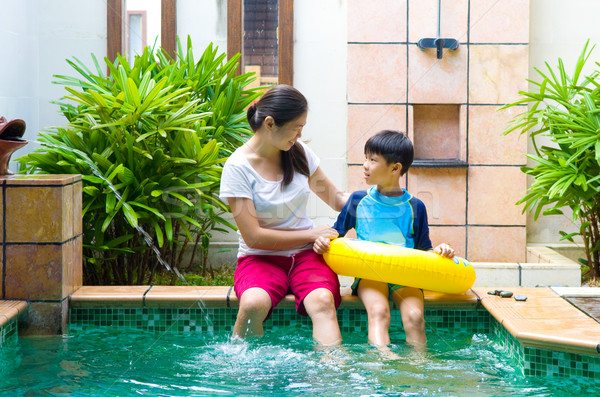 Asia familia feliz chino jugando piscina Foto stock © yongtick