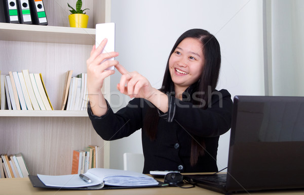 アジア ビジネス女性 笑みを浮かべて 小さな 作業 スマートフォン ストックフォト © yongtick