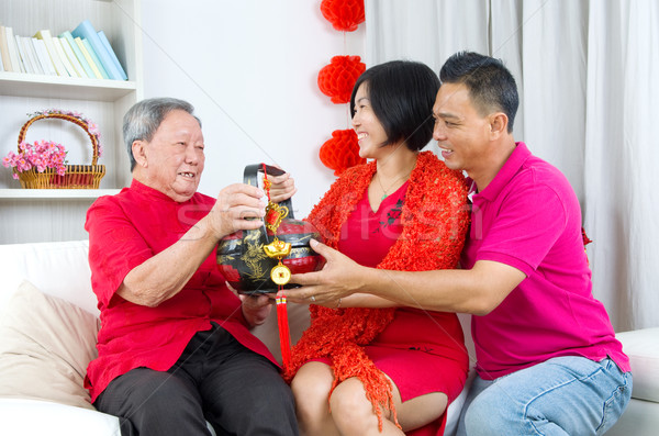 ázsiai család bemutat ajándékkosár szülő kínai új év Stock fotó © yongtick